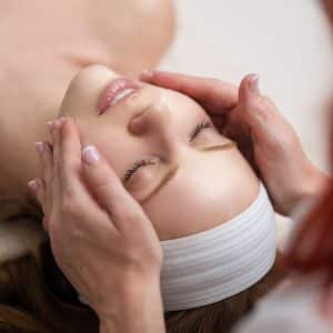Spa,woman,applying,facial,clay,mask,,close,up.,beauty,skin